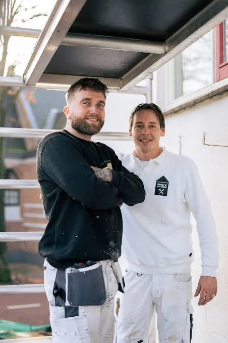 Twee schilders bij een steiger
